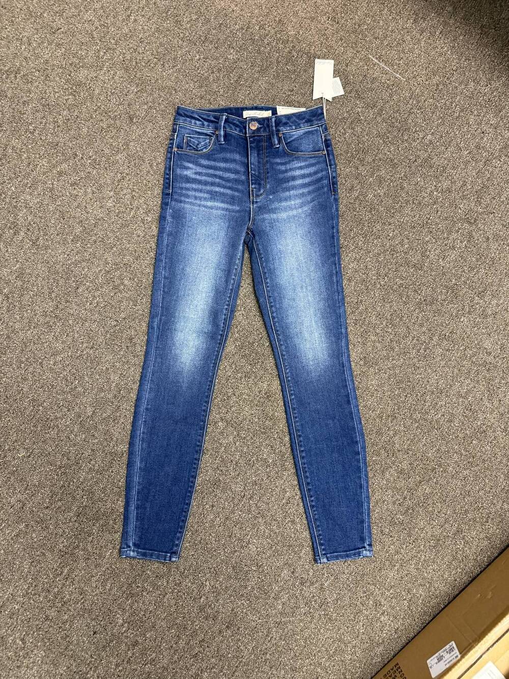 NEW UNPUBLISHED women's ella straight leg jeans in blue grass